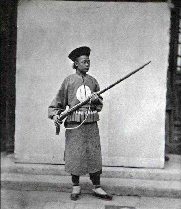 保持密集延续的火力线,辅以冷兵器的近战肉搏,侧翼的大队骑兵合围冲杀