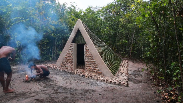 野外生存如何在一块空地上搭建庇护所学会对你没坏处