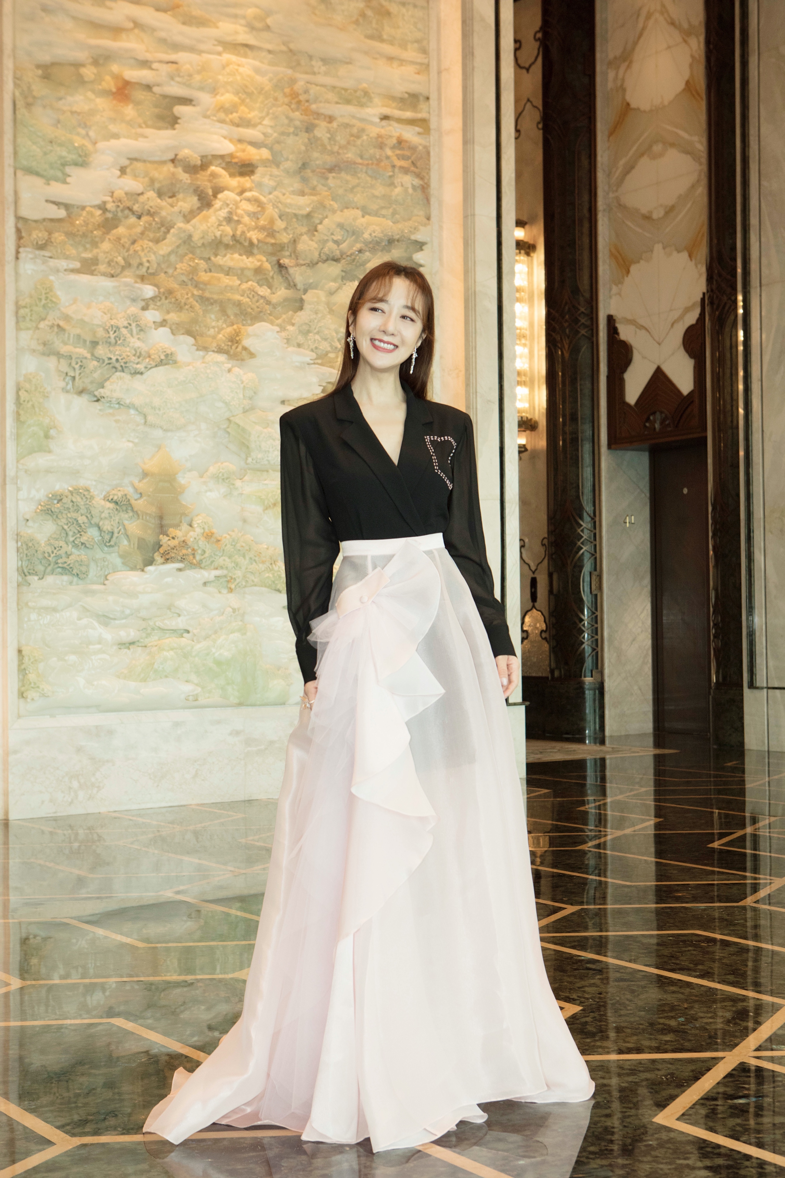 时尚致爱盛典 李依晓斩获"致爱优雅女神"封号,献唱《梨花颂》__凤凰网