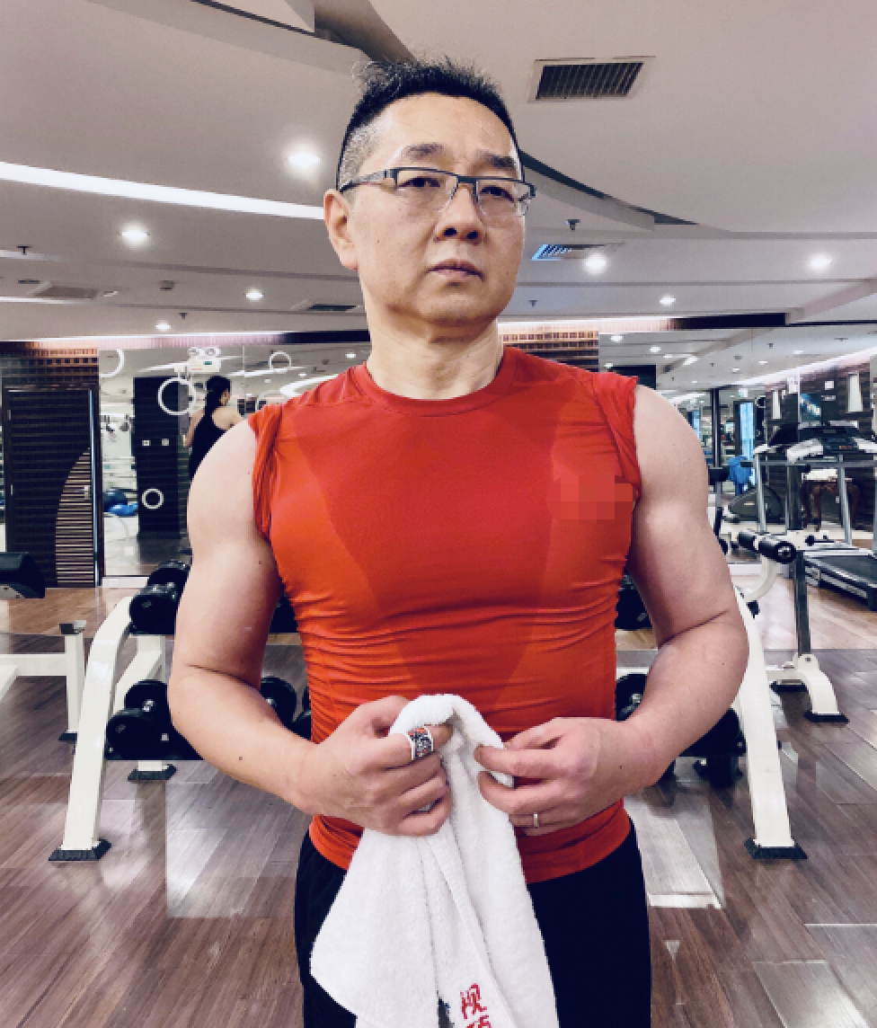 47岁张绍刚近照大变样成金刚芭比网友这还是那个央视主持吗