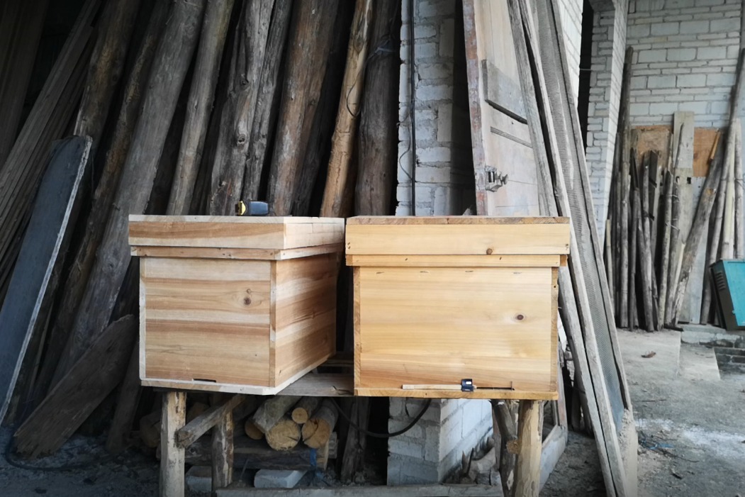 村夫养蜜蜂的蜂箱是什么规格?蜜蜂单箱与双王箱的价格是多少