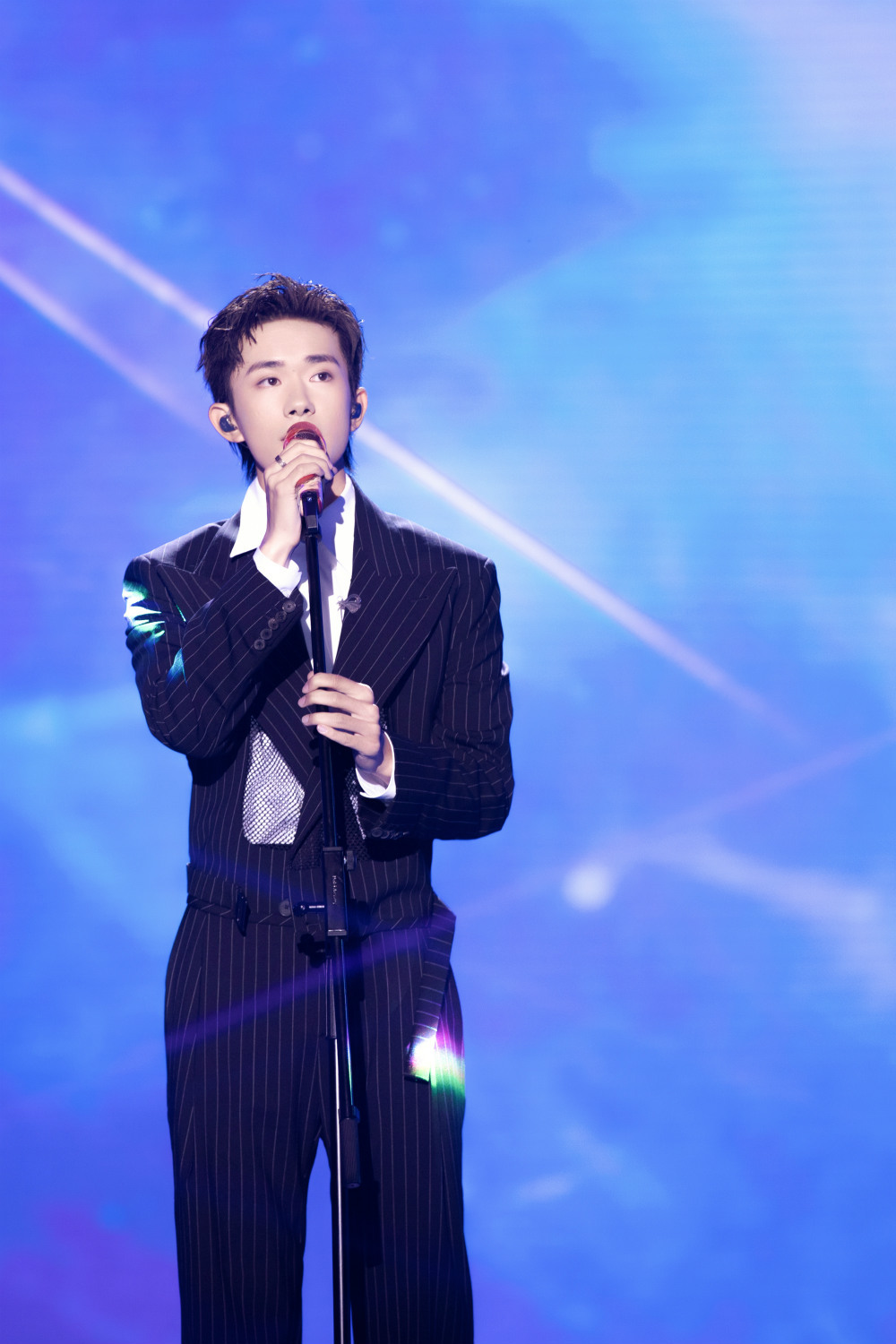 易烊千玺新歌iadoreyou上线温润声线演绎纯粹浪漫