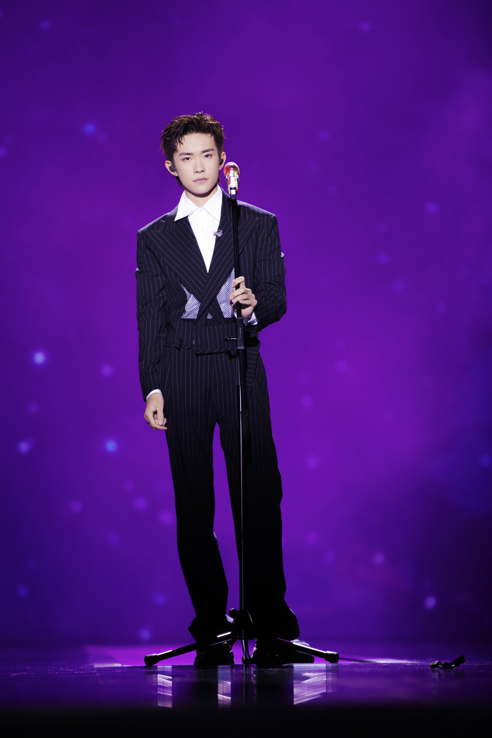 易烊千玺新歌iadoreyou上线温润声线演绎纯粹浪漫