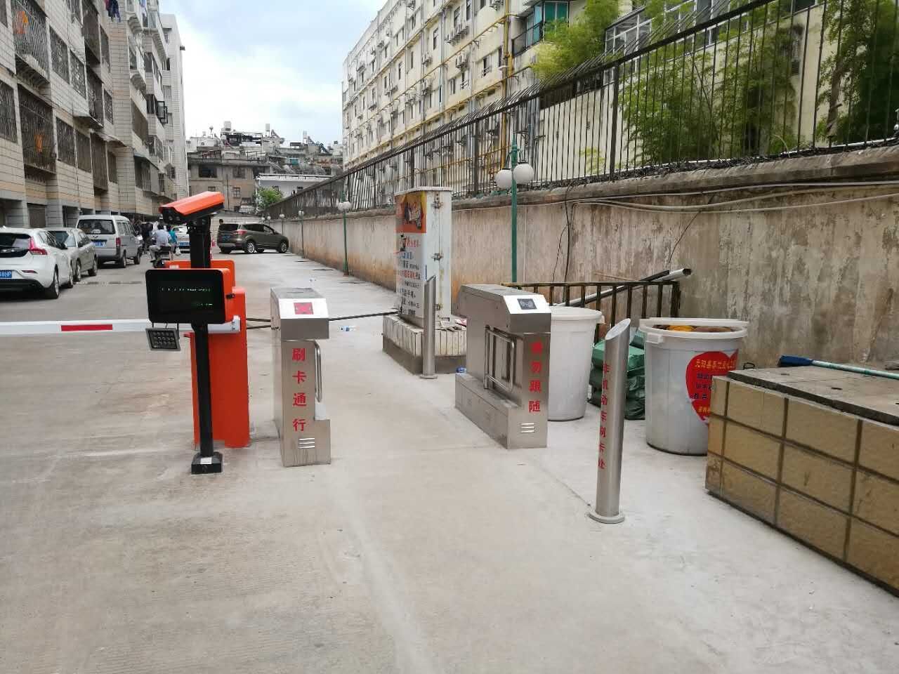 小区安裝人行通道门禁系统闸机摆闸以便提升小区的智能安防,很多小区