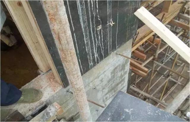 墙柱模板未钉压脚板