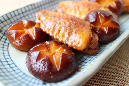 昨天分享了好吃的鸡翅,再来份好吃停不下来的香菇烤翅,比较下哟