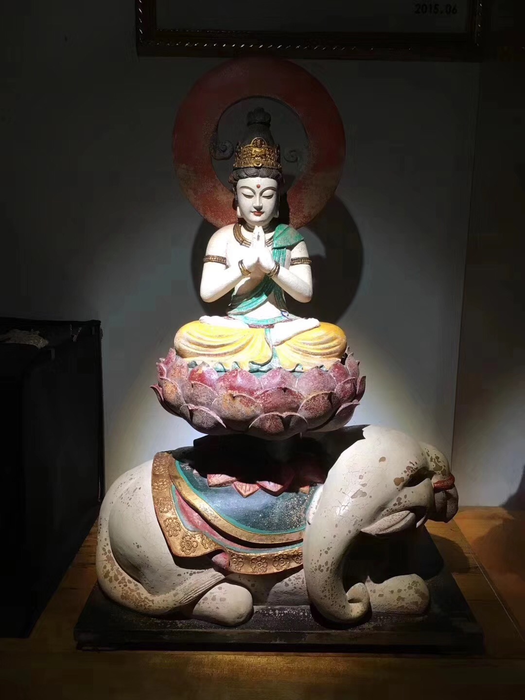 普贤菩萨属龙,蛇的守护神,得其守护神保一生平安,事事顺心