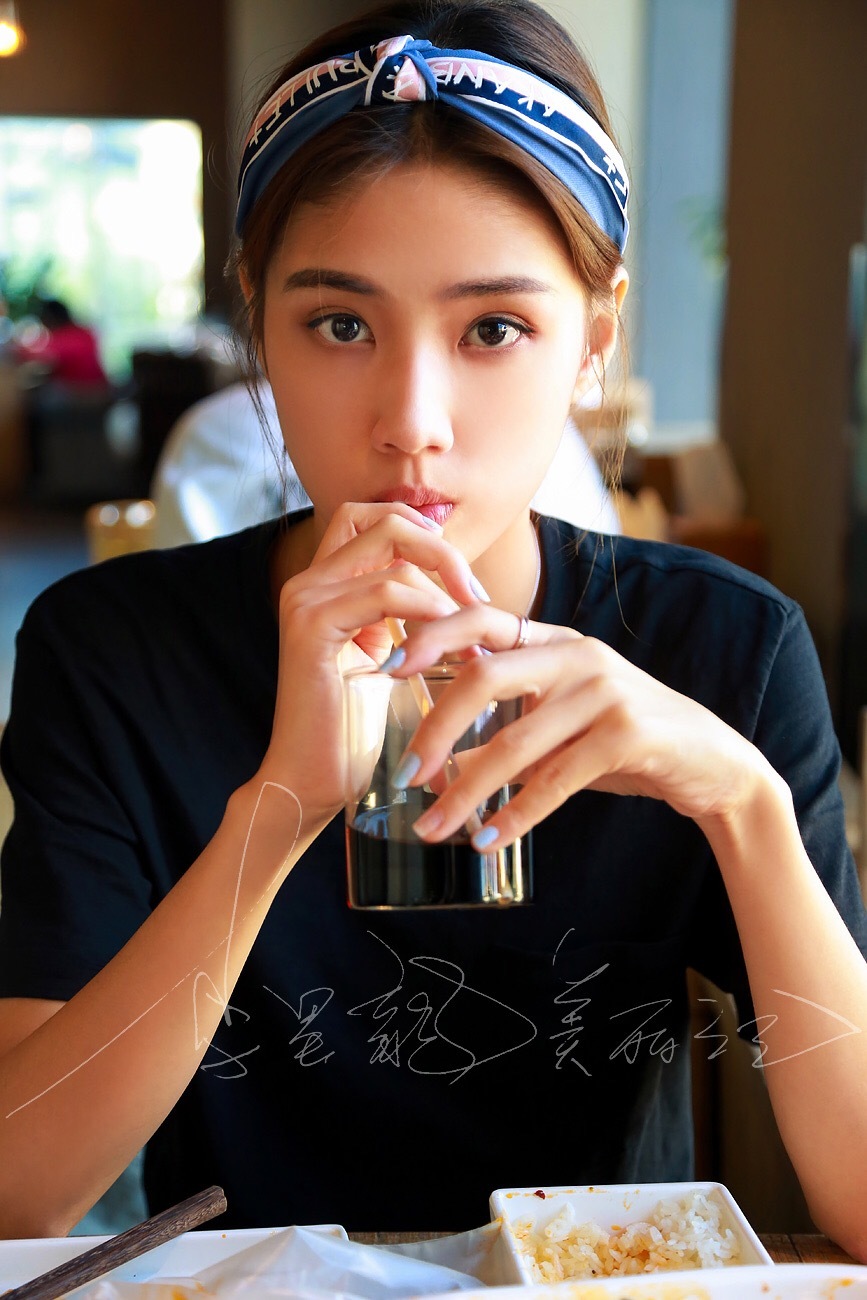 甜美酒窝少女燕瘦肉身水蜜桃暗送秋波媚眼迷离