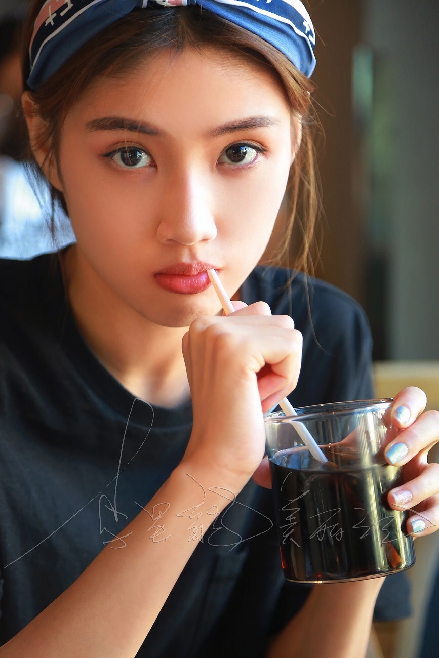 甜美酒窝少女燕瘦肉身水蜜桃暗送秋波媚眼迷离