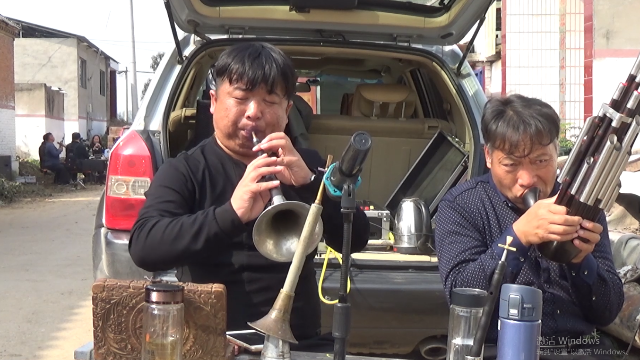 唢呐大神演奏豫剧《赵铁贤哭坟》,如诉如泣,听哭了!