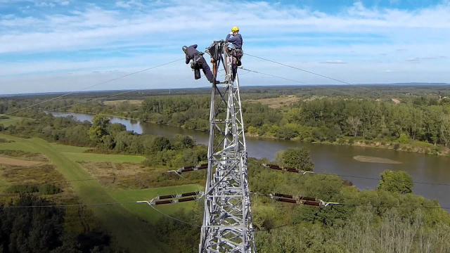 电力工人爬上高压塔顶看看是如何架设高压线的从未有过的体验