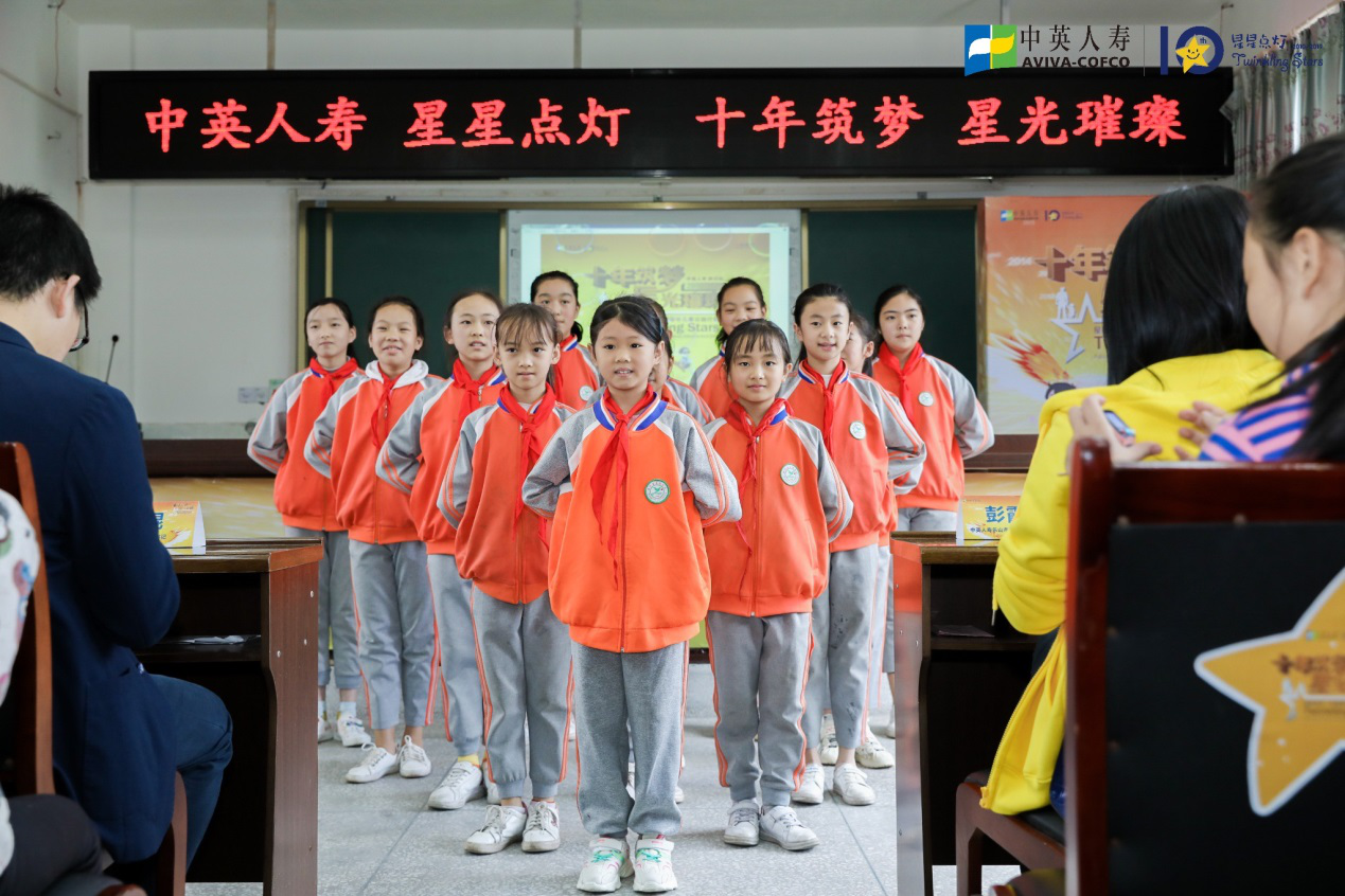 图注:永福学校学生表演歌曲《红歌唱得满天红》