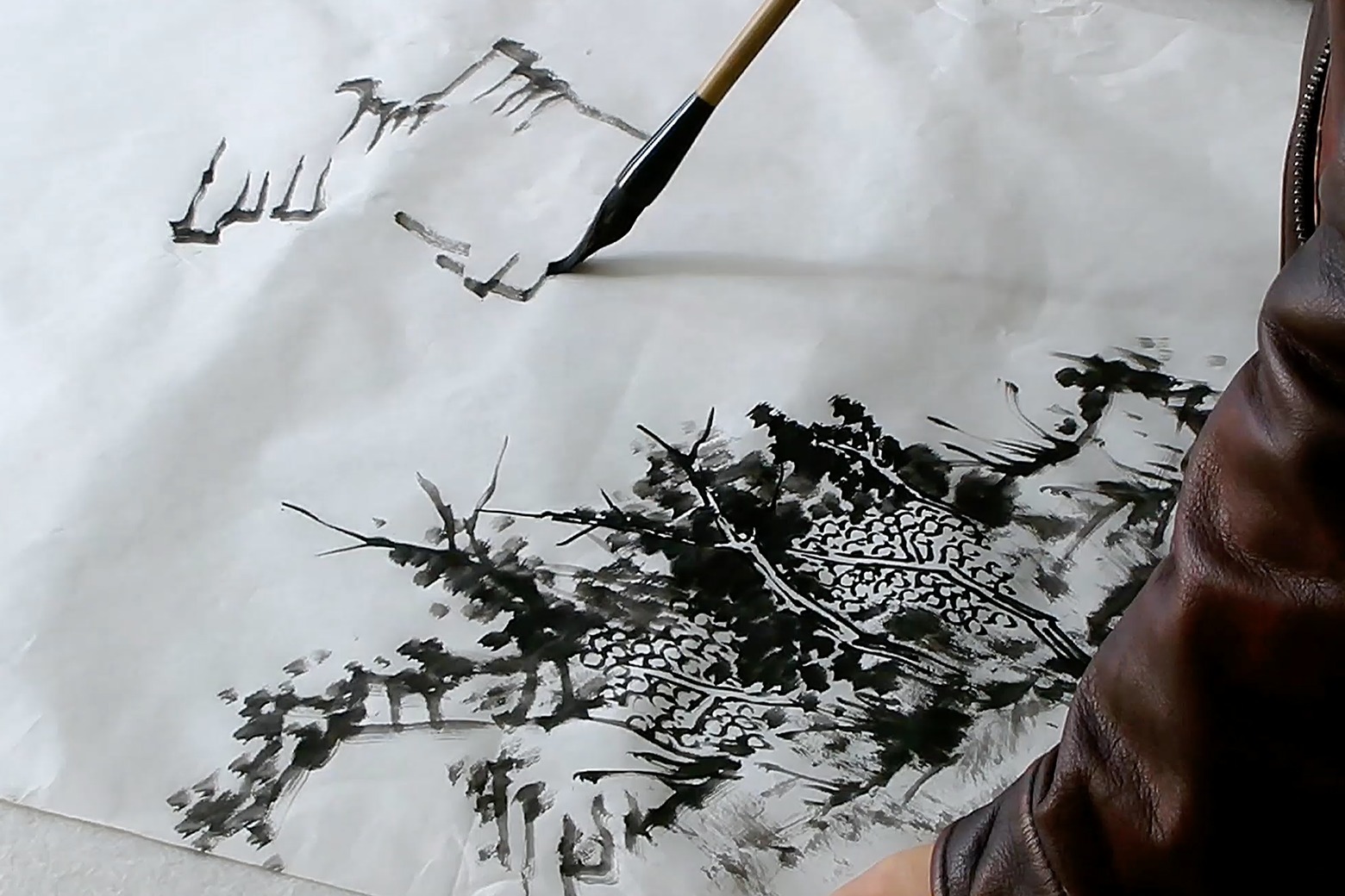 著名山水画画家何三宝挥毫山水