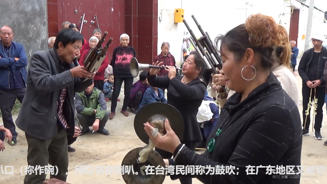 美女唢呐《转灵》,真正的高手,配合默契,你见过这场面吗?