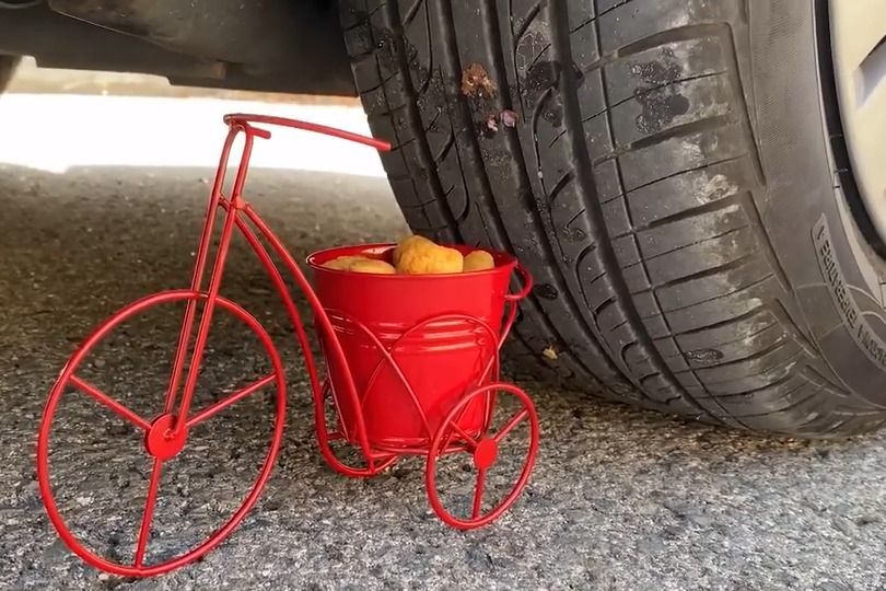 汽车碾压各种玩具和零食的瞬间