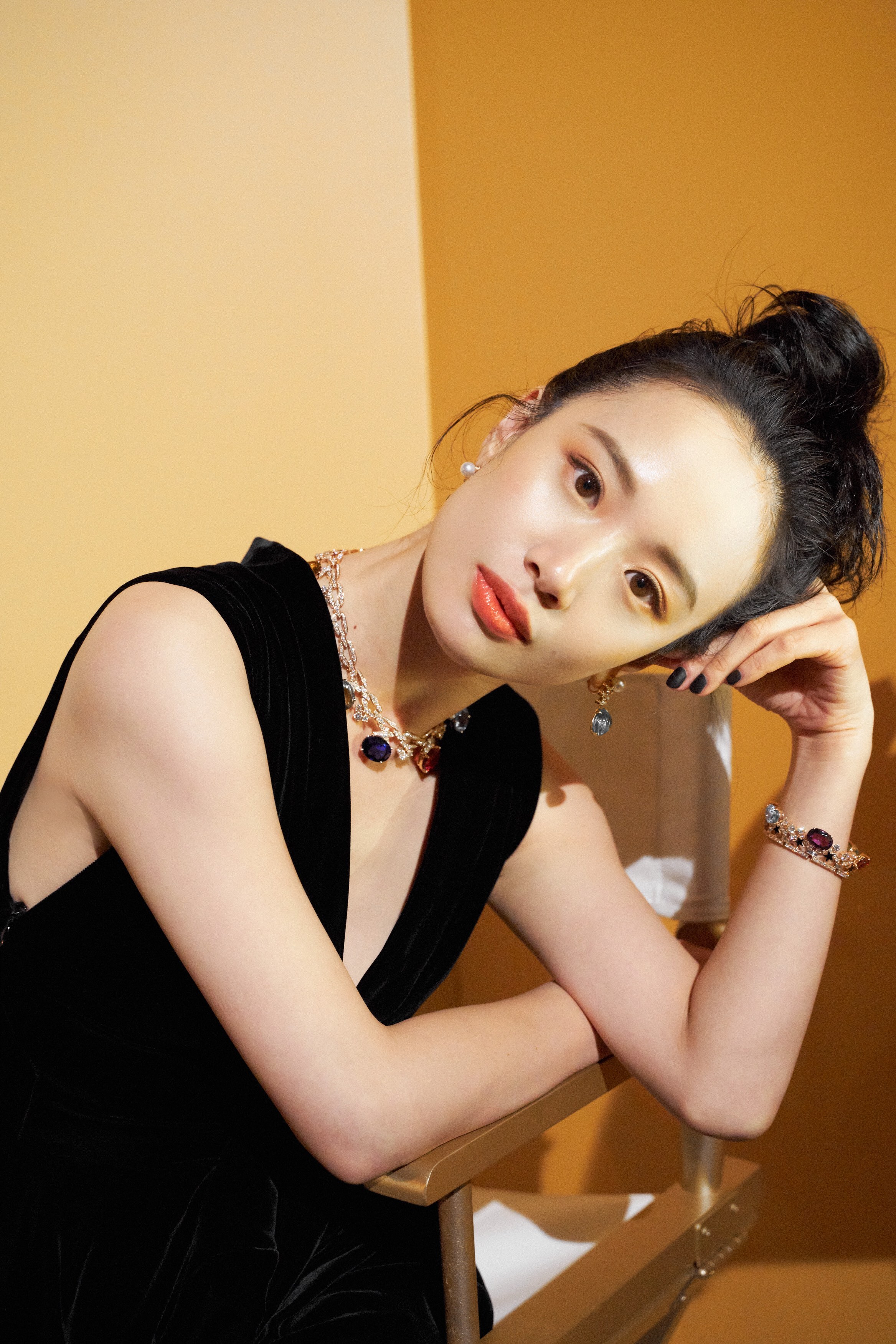 李梦抹胸复古裙气质惊艳 柔美天鹅颈展温婉气质