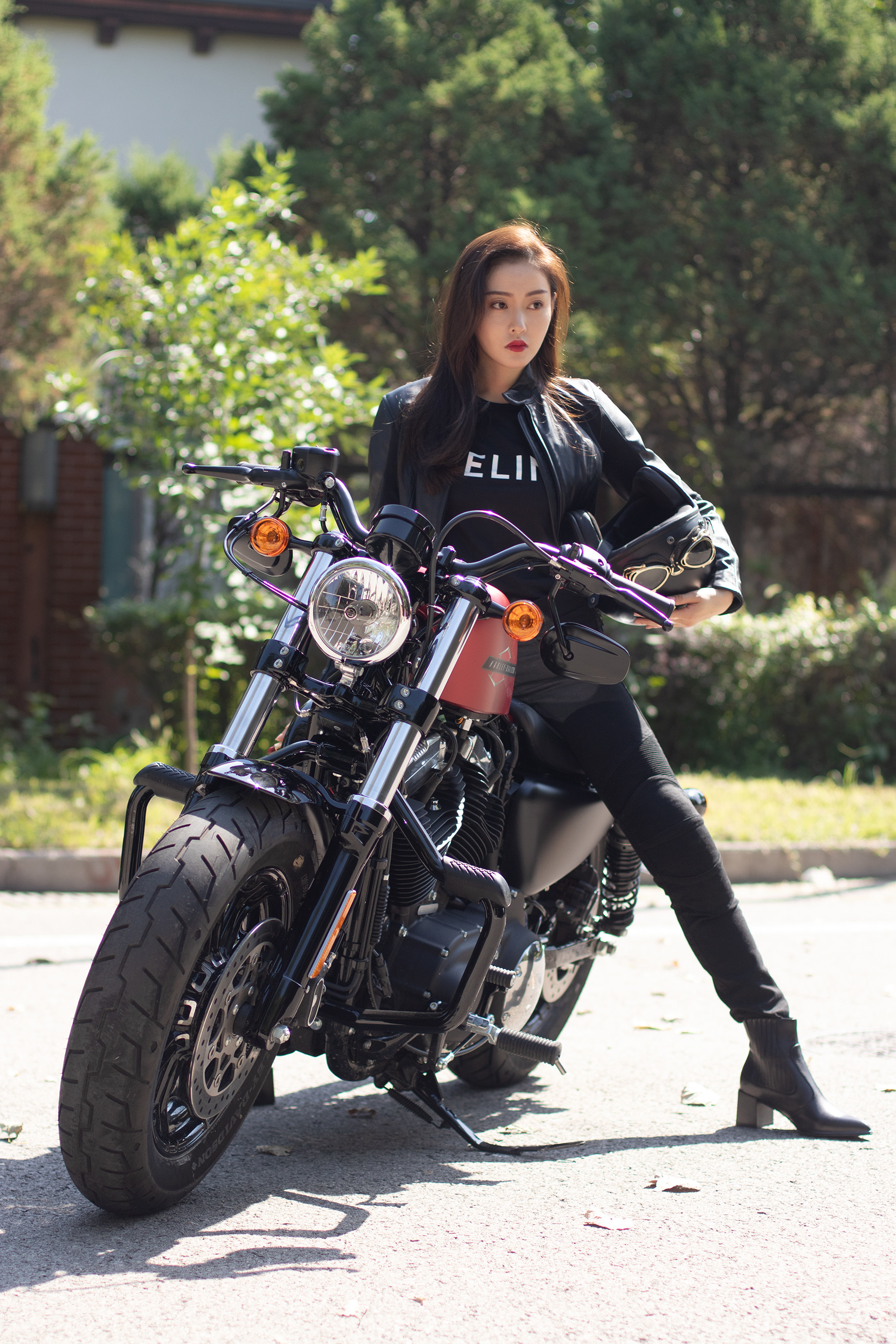 人气女星张天爱化身机车女郎录节目 教你秋日穿搭如何