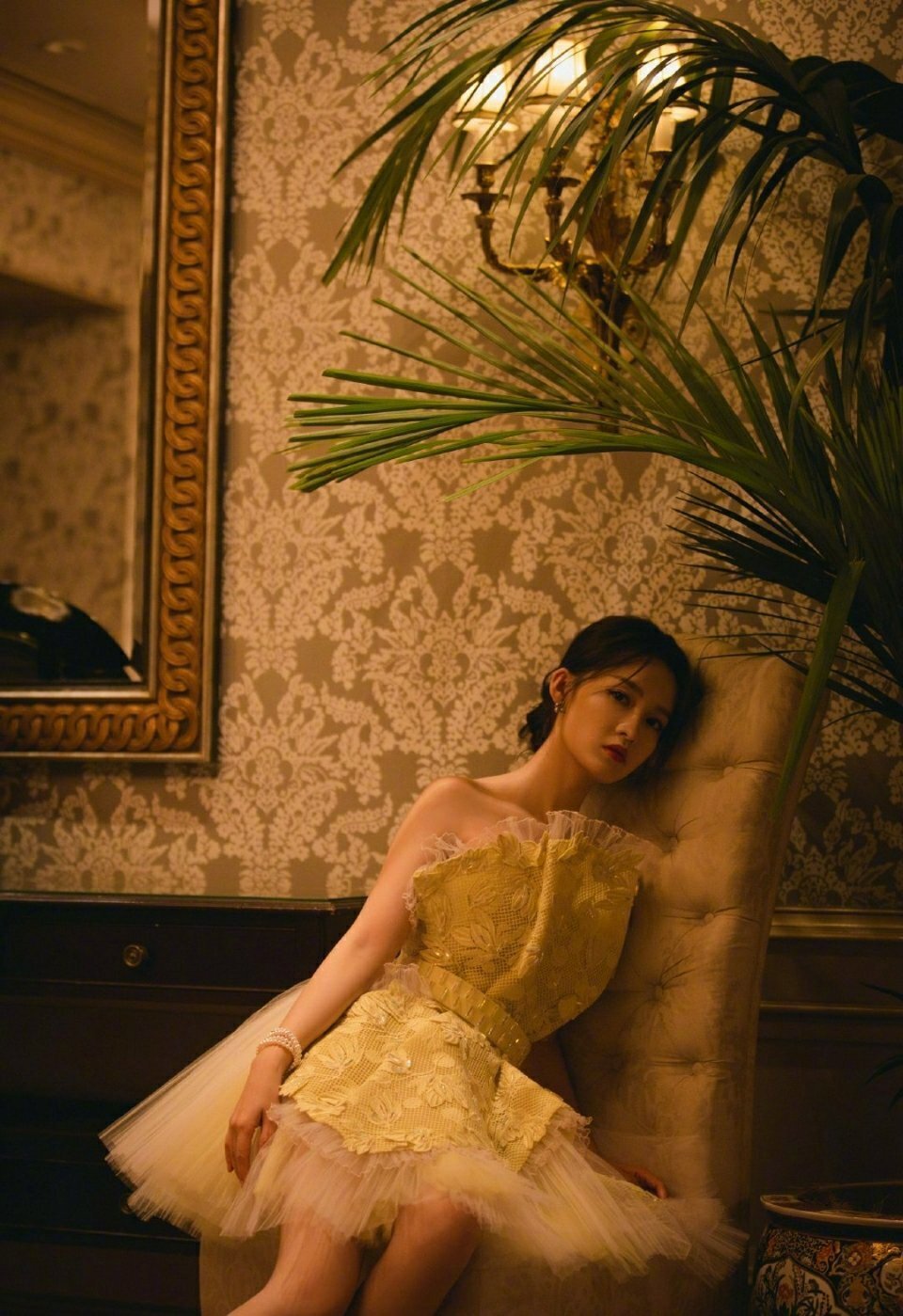 李沁一身黄色轻纱裙出席东京电影节气质独特是烟雨中的仙子本人