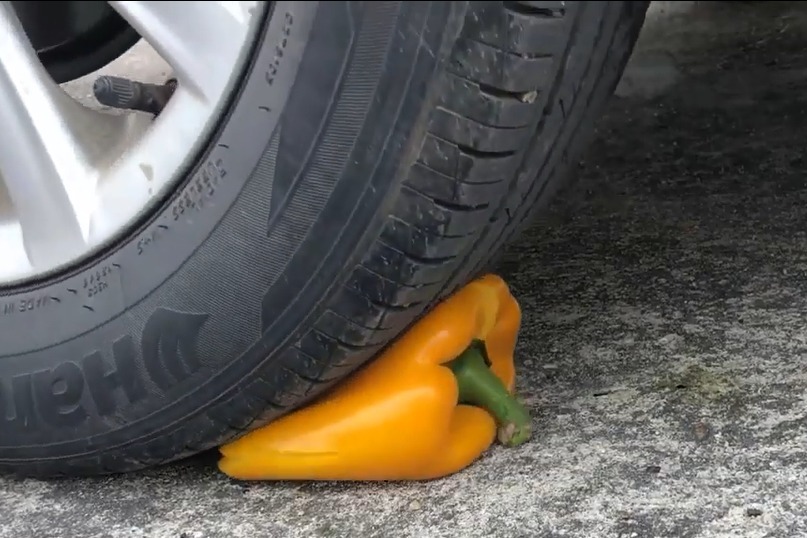汽车碾压甜椒和西瓜的瞬间
