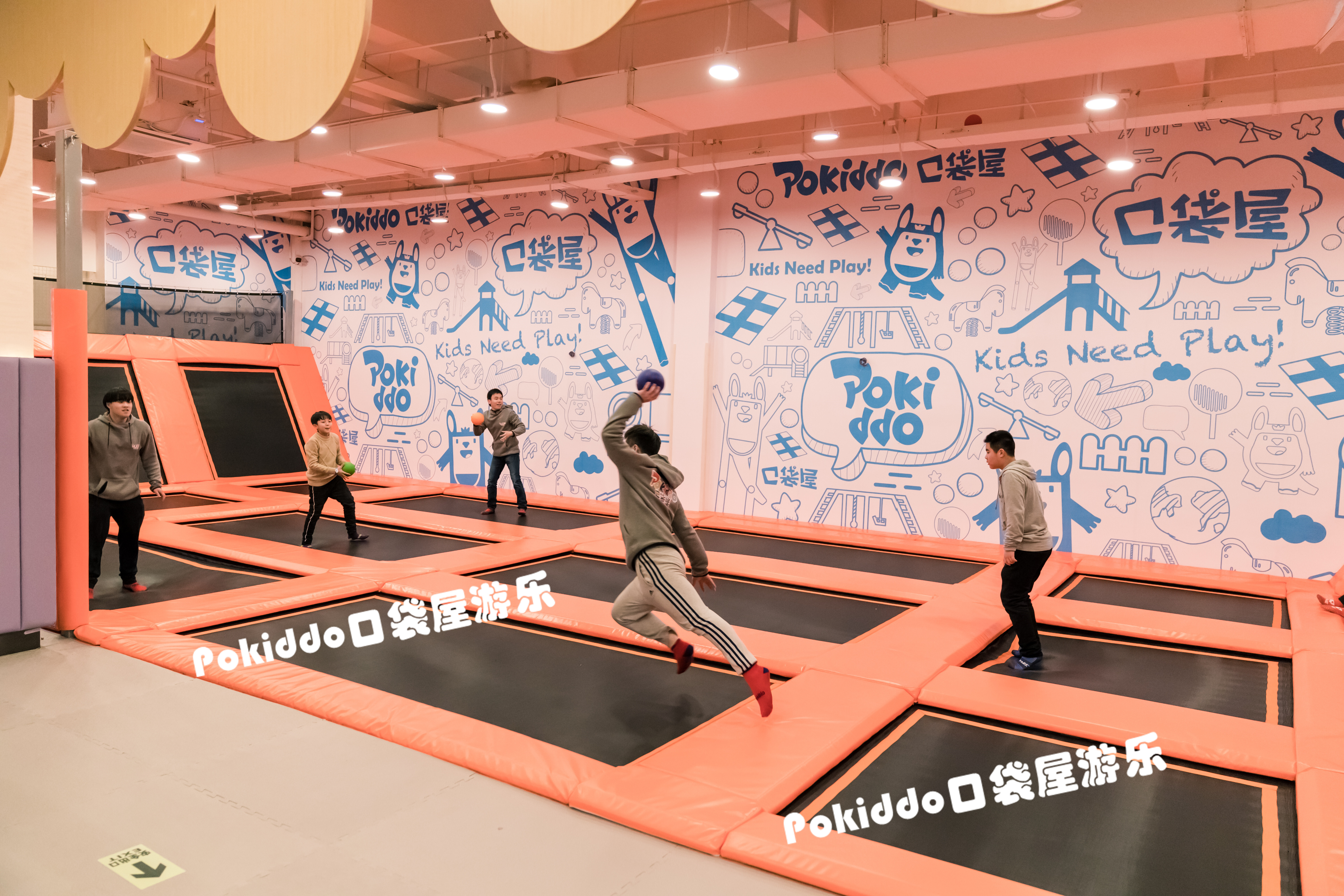 蹦床公园里躲避球的玩法和意义