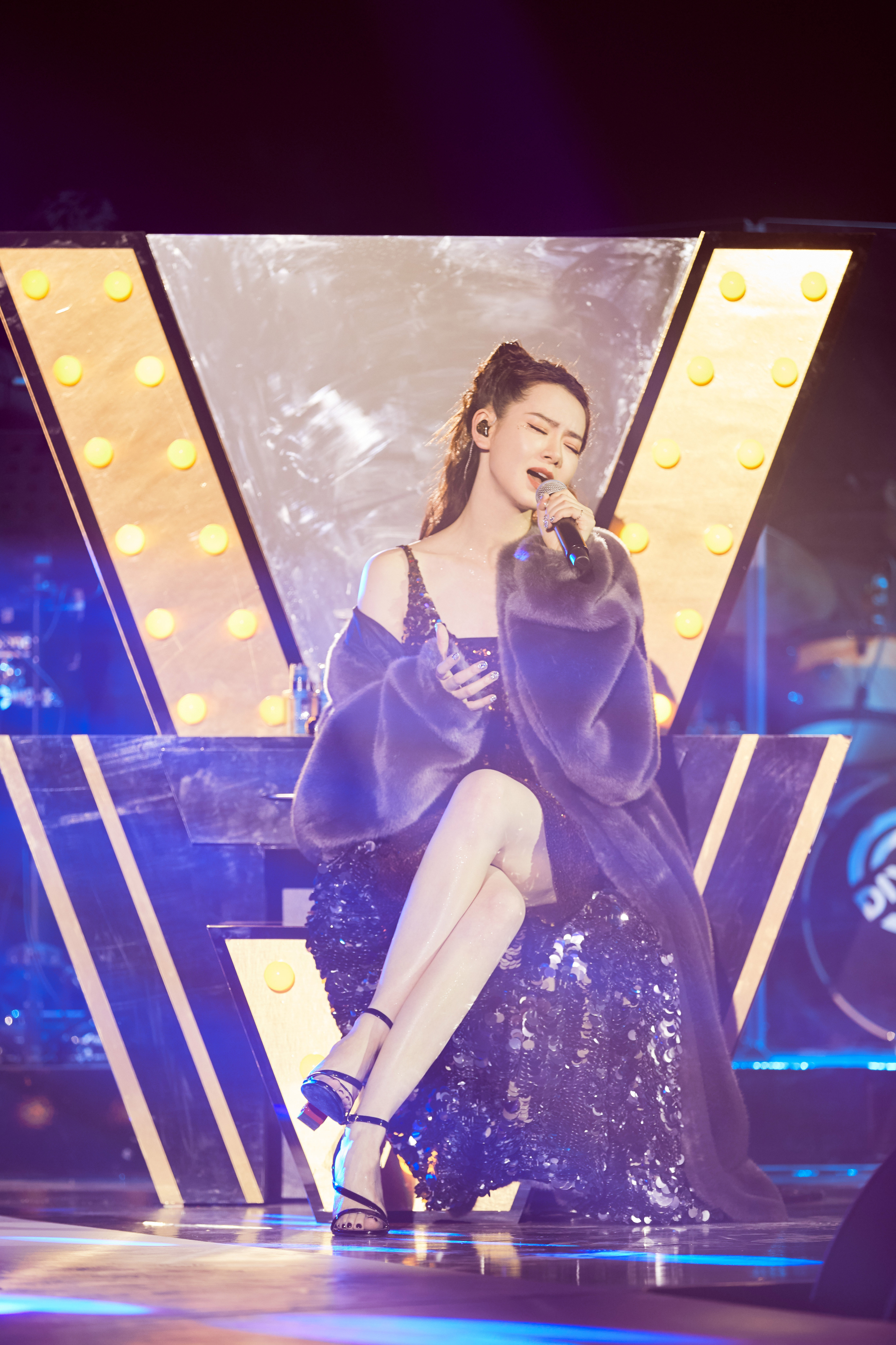 戚薇身着verawang亮相2019生日私享会