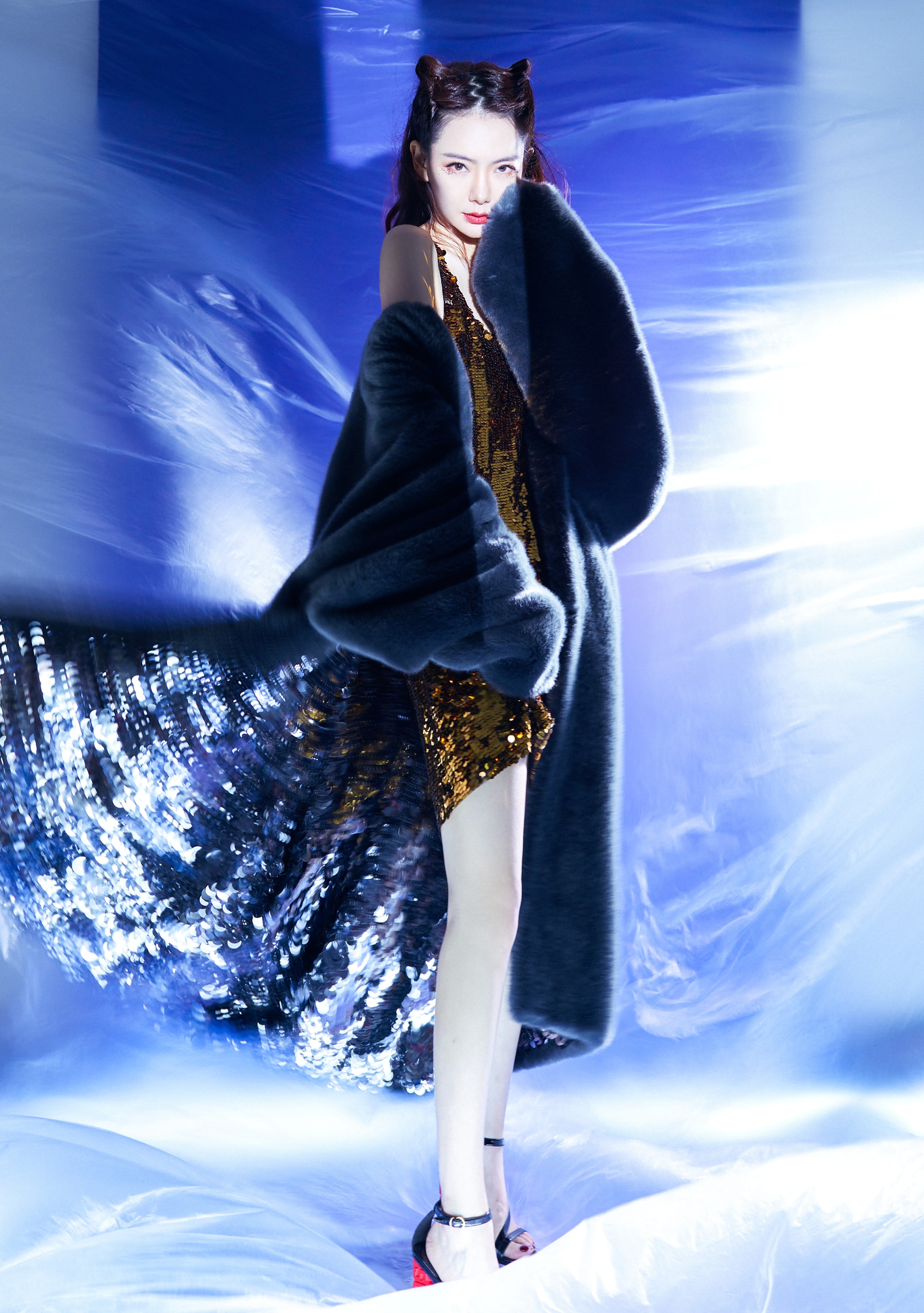 戚薇身着verawang亮相2019生日私享会