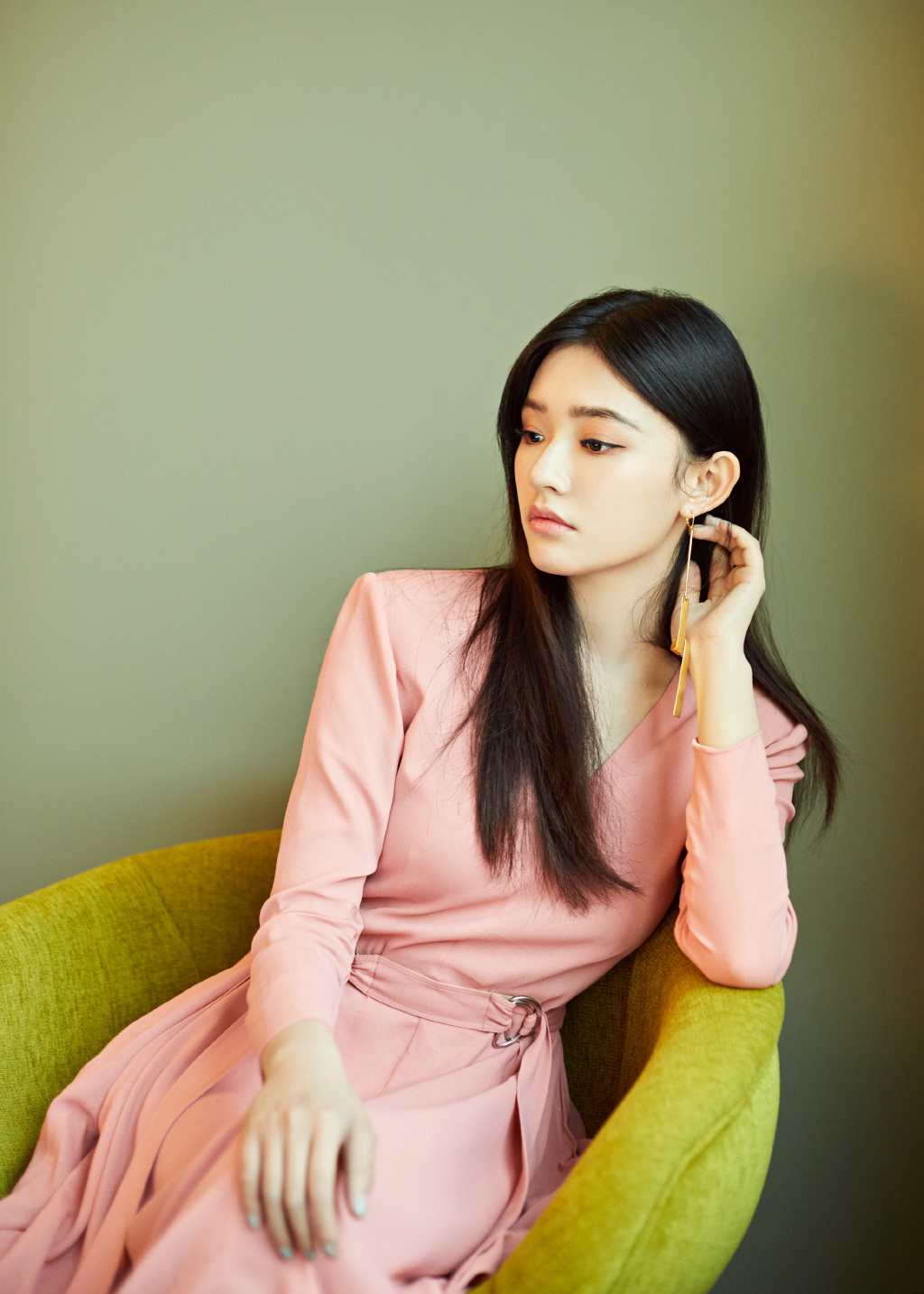 女演员林允粉裙精致时尚写真