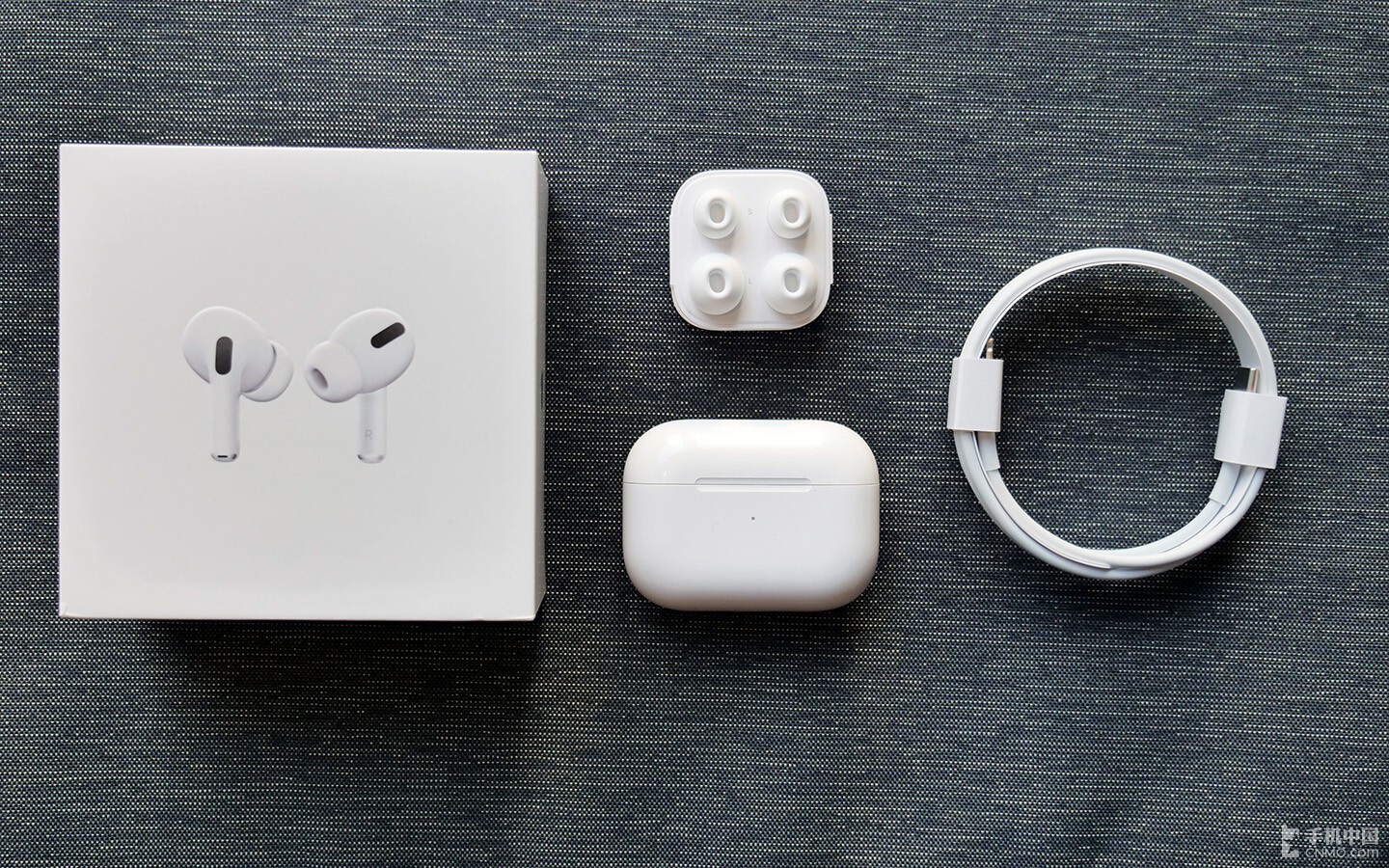 查看更多高清图片北京时间10月29日凌晨,全新的airpodspro终于和我们