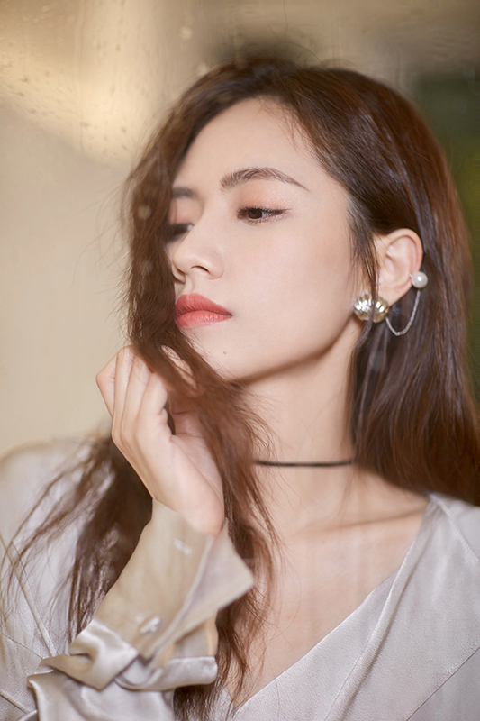 刘惜君全新写真曝光 精致优雅锁骨吸睛