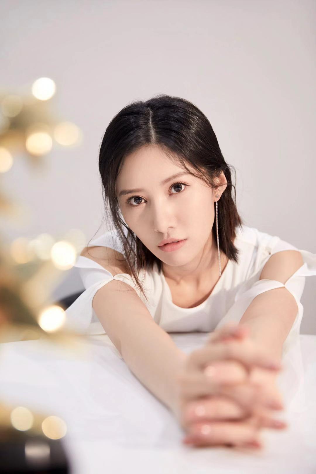 吴优亮相中国国际时装周 优雅白裙尽显国风气韵