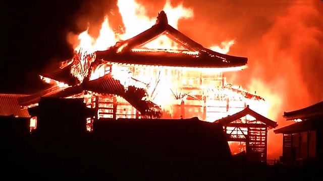 世界文化遗产日本首里城突发大火火势猛烈主要建筑完全被毁