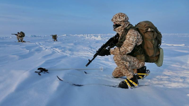 俄军特制军服太赞可抵御零下65度极寒士兵掉进冰窟窿都没事