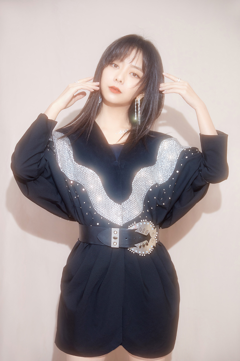 谭松韵出席活动 璀璨星辰装闪耀初冬