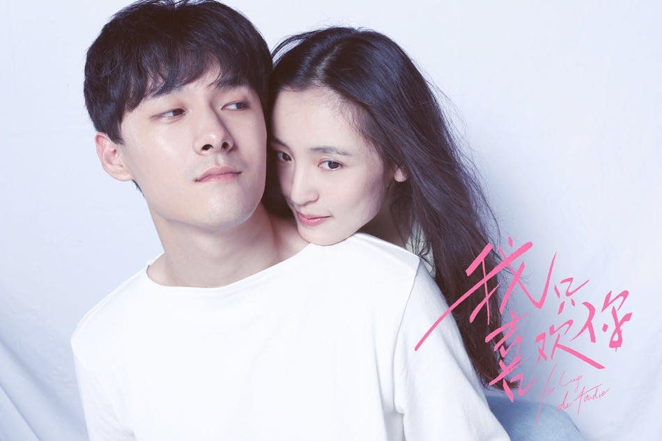 戏外生情?吴倩张雨剑恋情疑曝光 现身机场与女方父母同回家