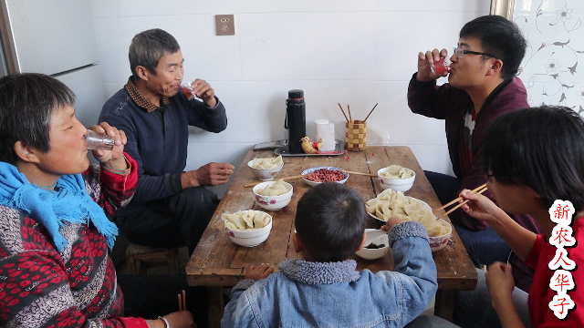 爸妈包了芹菜猪肉饺子,一个凉菜一个花生米,喝着高粱酒真过瘾啊