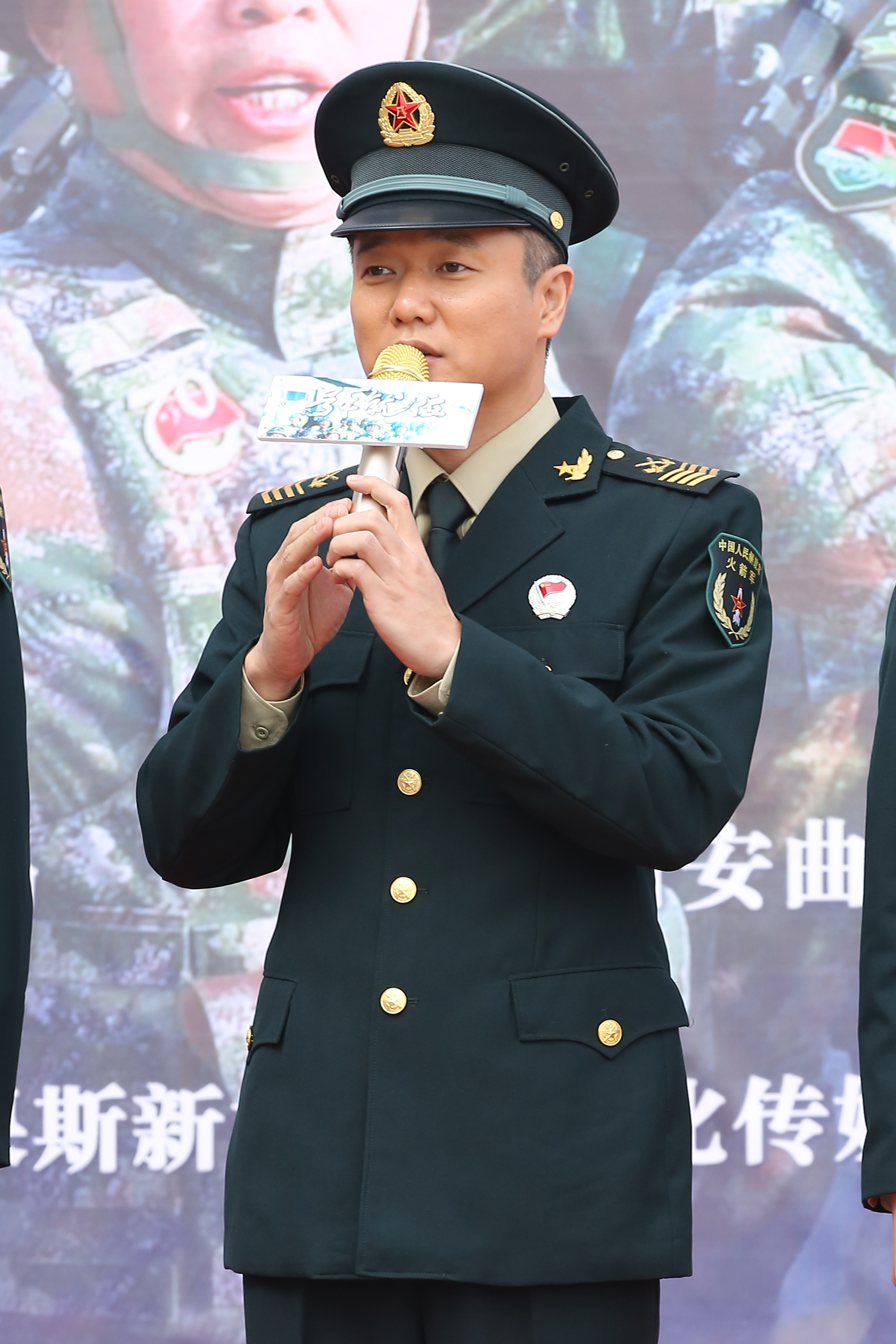 肖央一身戎装亮相《号手就位》发布会 现场官兵合唱《老男孩》场面