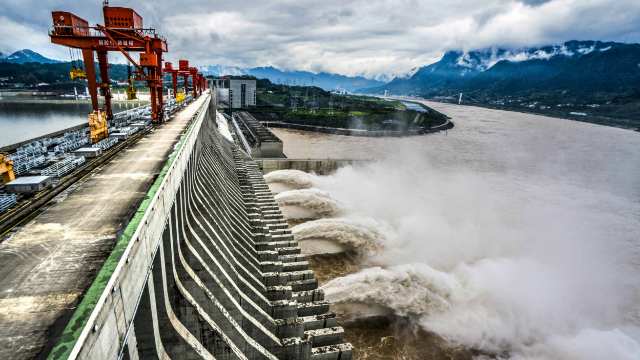 世界最大垂直升船机,装载3000吨位船舶,提升至113米高度