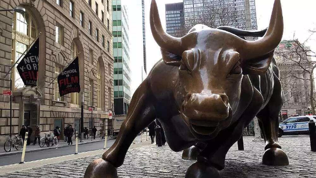 上证所门口更换新牛牛头朝上引发网友热议