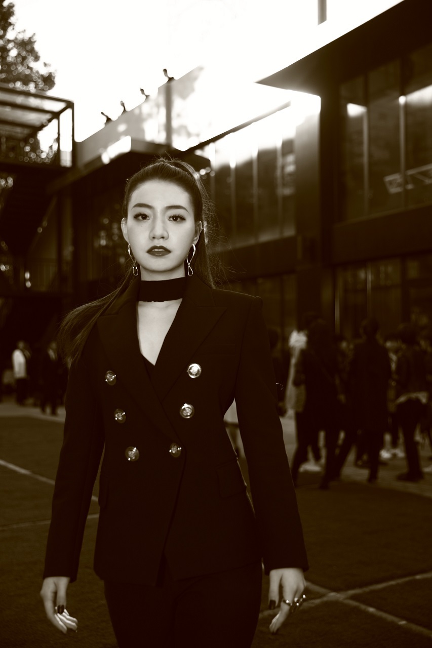 贾铮高马尾黑色套装霸道女总裁范儿!