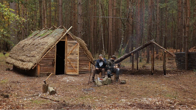 两父子丛林生活在小屋旁再建棚屋日子过得悠闲自在
