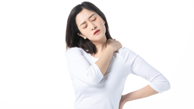 肩膀酸痛睡不着,常做3个动作可缓解疲劳,你还不知道吗