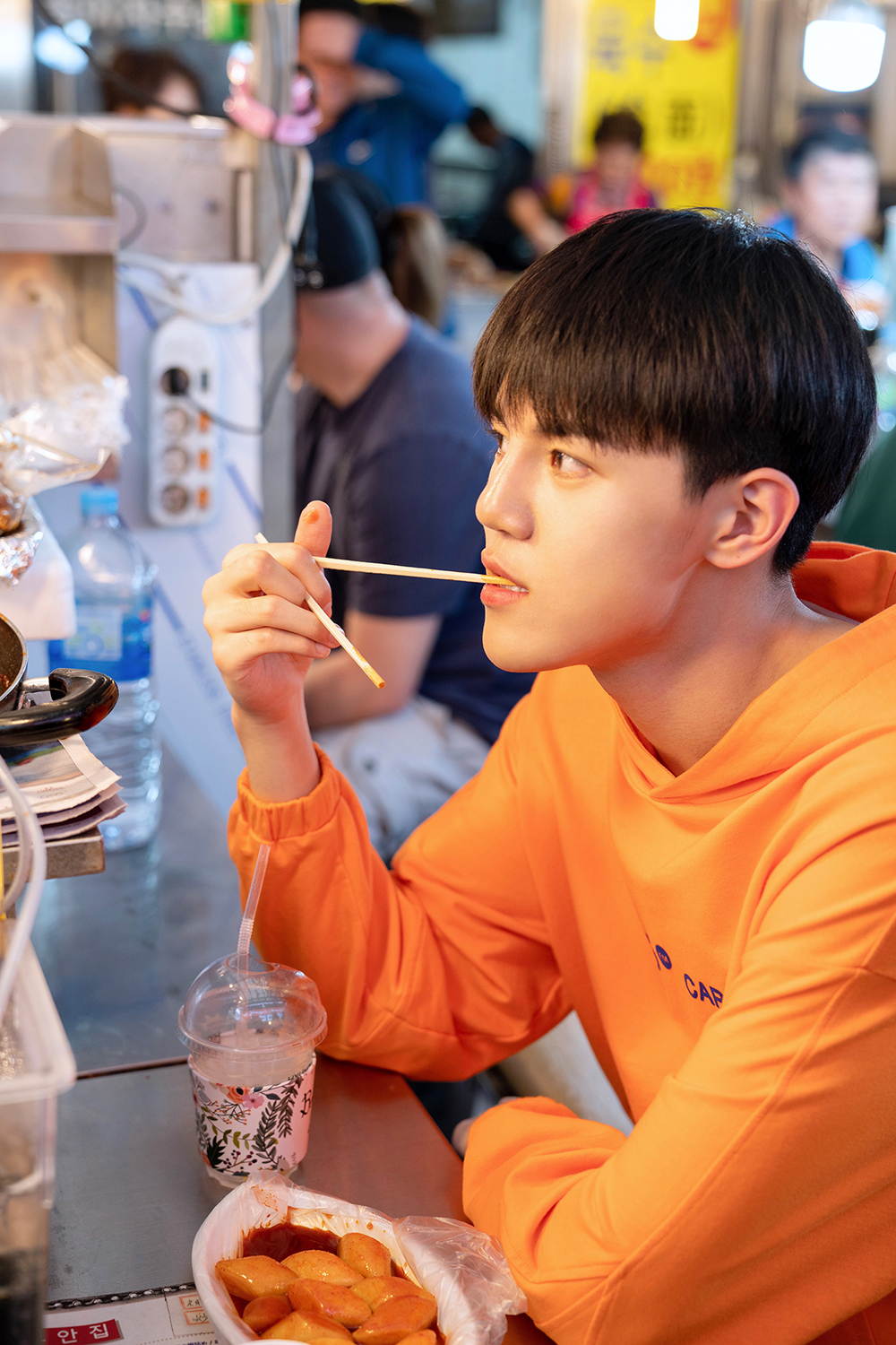 杨淳皓旅行生活照曝光 变身"吃货"解锁异国街头美食