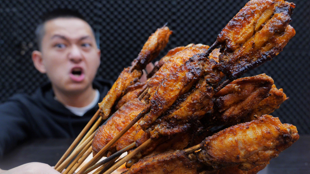 为找回当年的感觉挑战十个变态辣烤翅辣得脸红面目狰狞