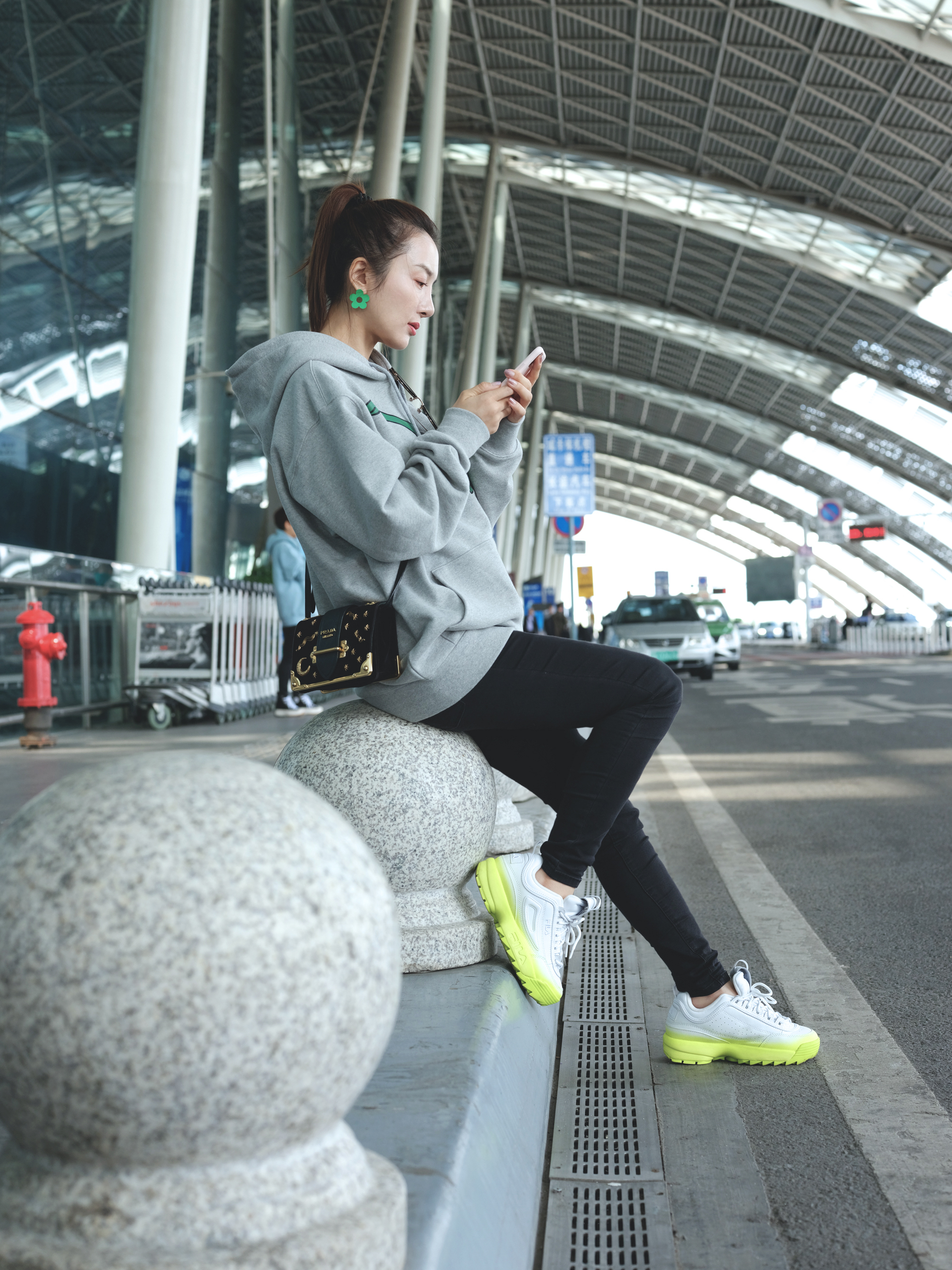 李依晓穿出街拍教程,高级灰卫衣 黑色牛仔裤,颜值穿搭都在线