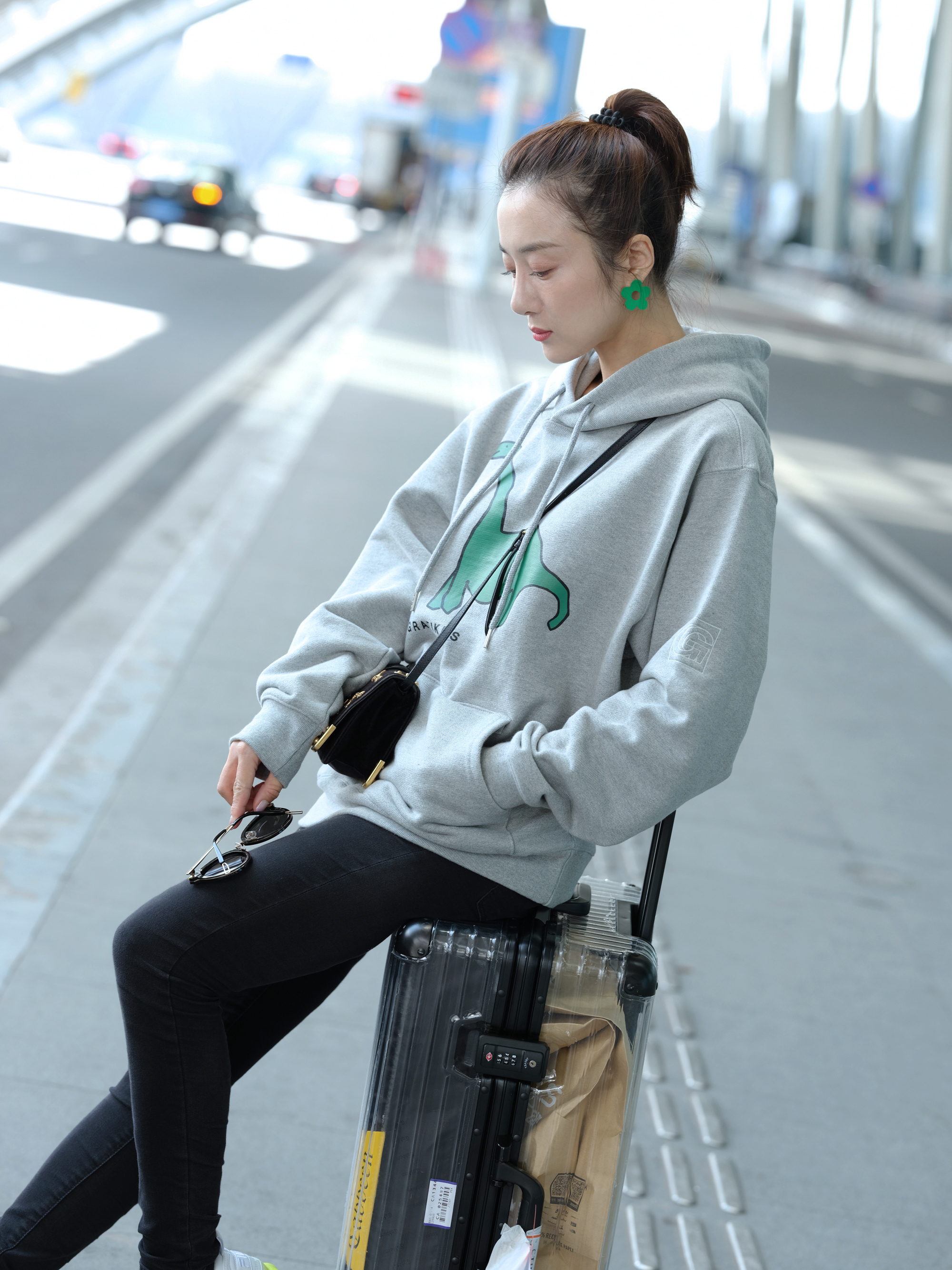 李依晓穿出街拍教程,高级灰卫衣 黑色牛仔裤,颜值穿搭都在线__凤凰网