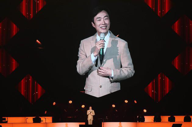 污妖王费玉清正式封麦现场数度哽咽以后谁给我们开车
