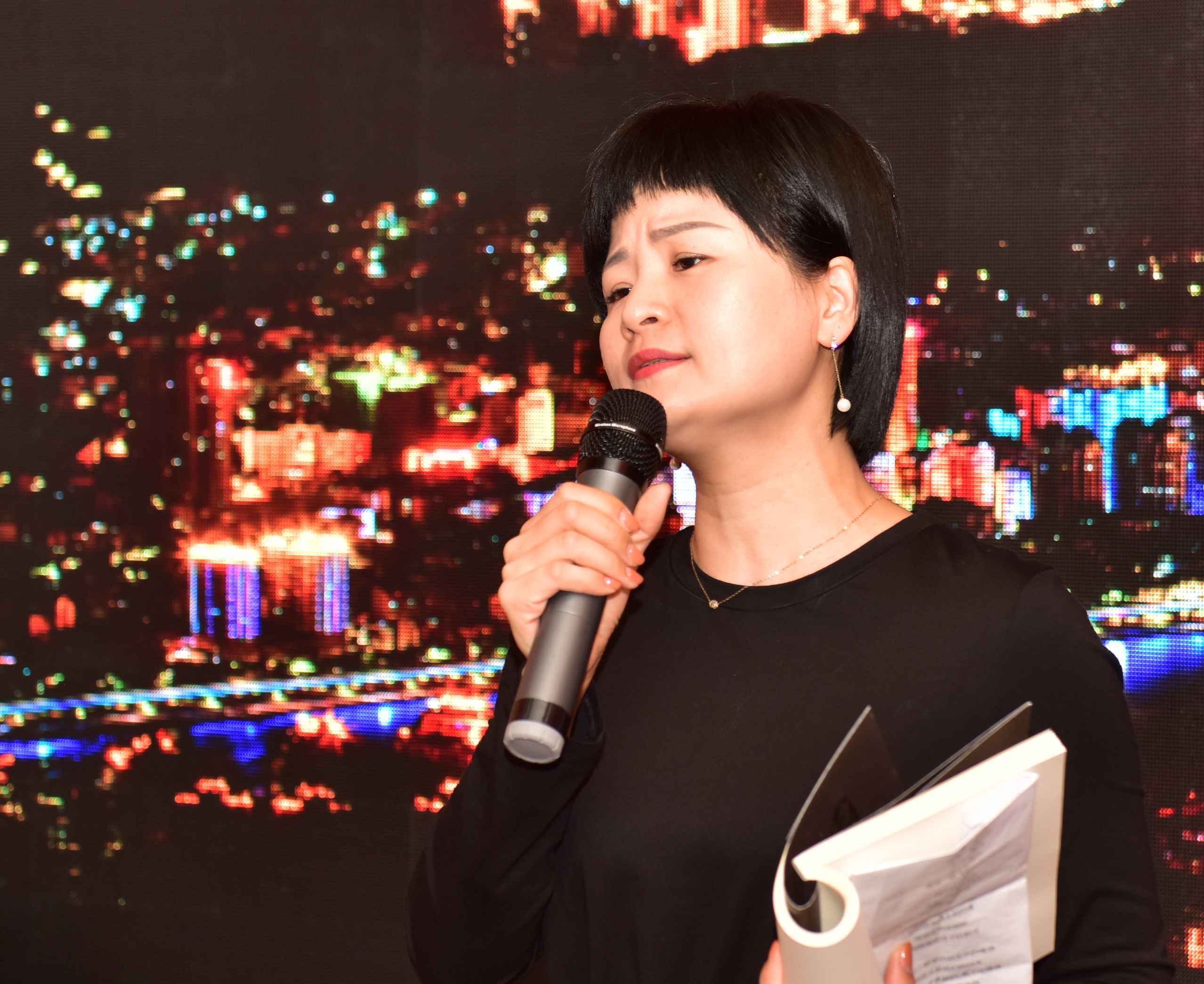 诗人宣传部长吴飞飞说:诗是人世间最美的语音,让青田的书香,漾溢世界