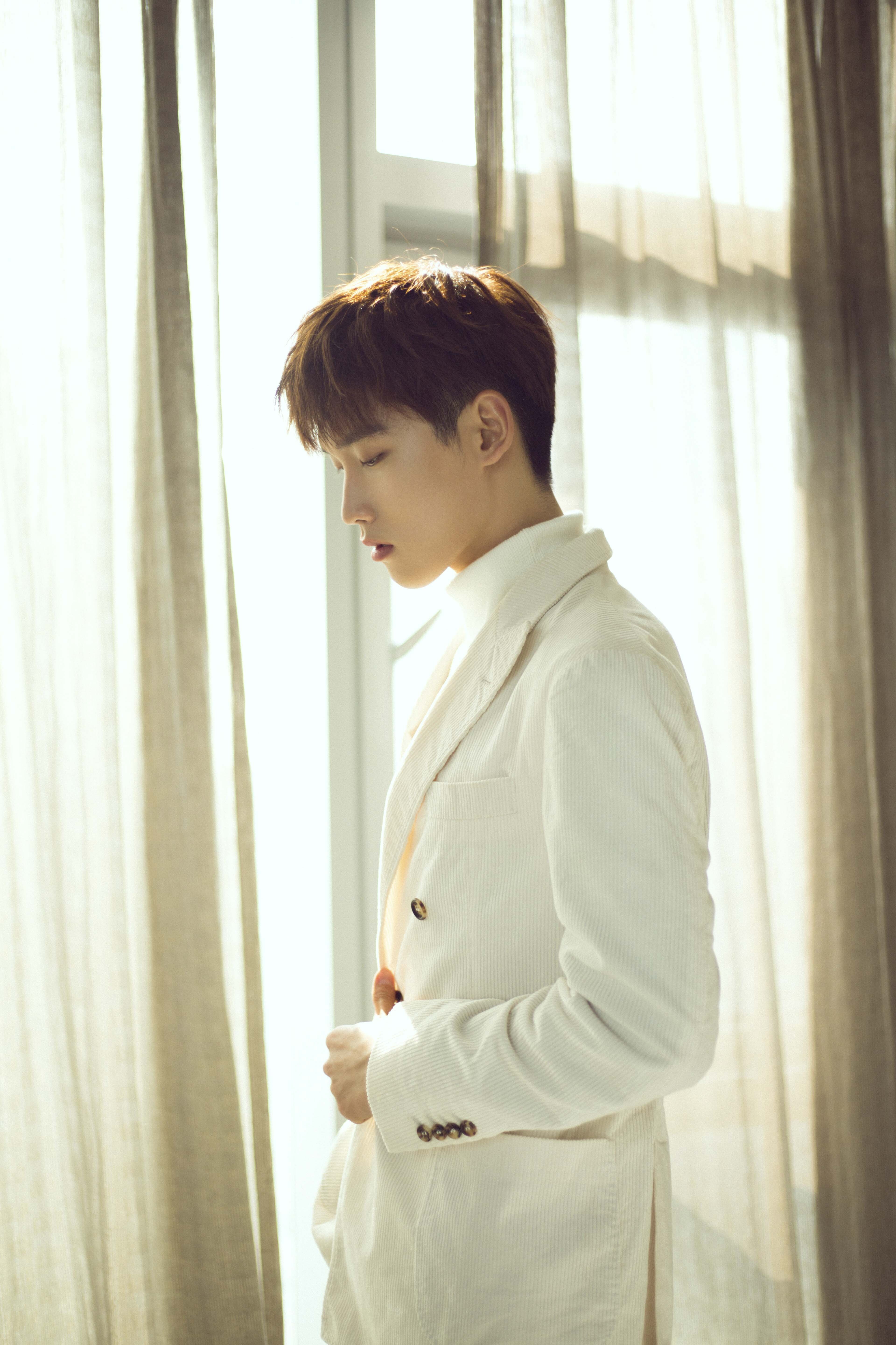 纯白呢绒质西装搭配慵懒缱绻笑容,白衣少年儒雅清俊,简洁大气让人过目