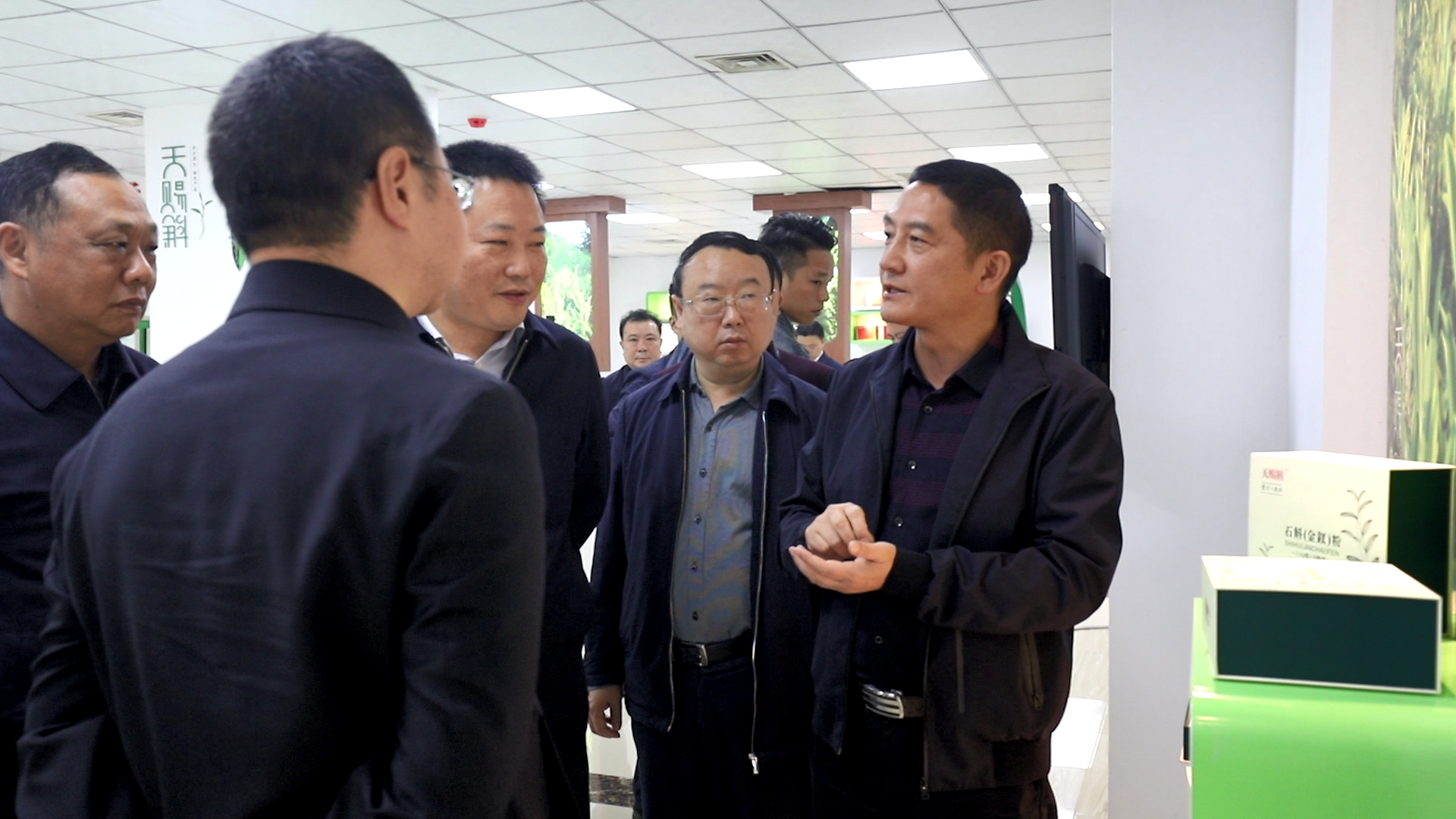 遵义市人民政府市长黄伟同志莅临赤水信天中药视察