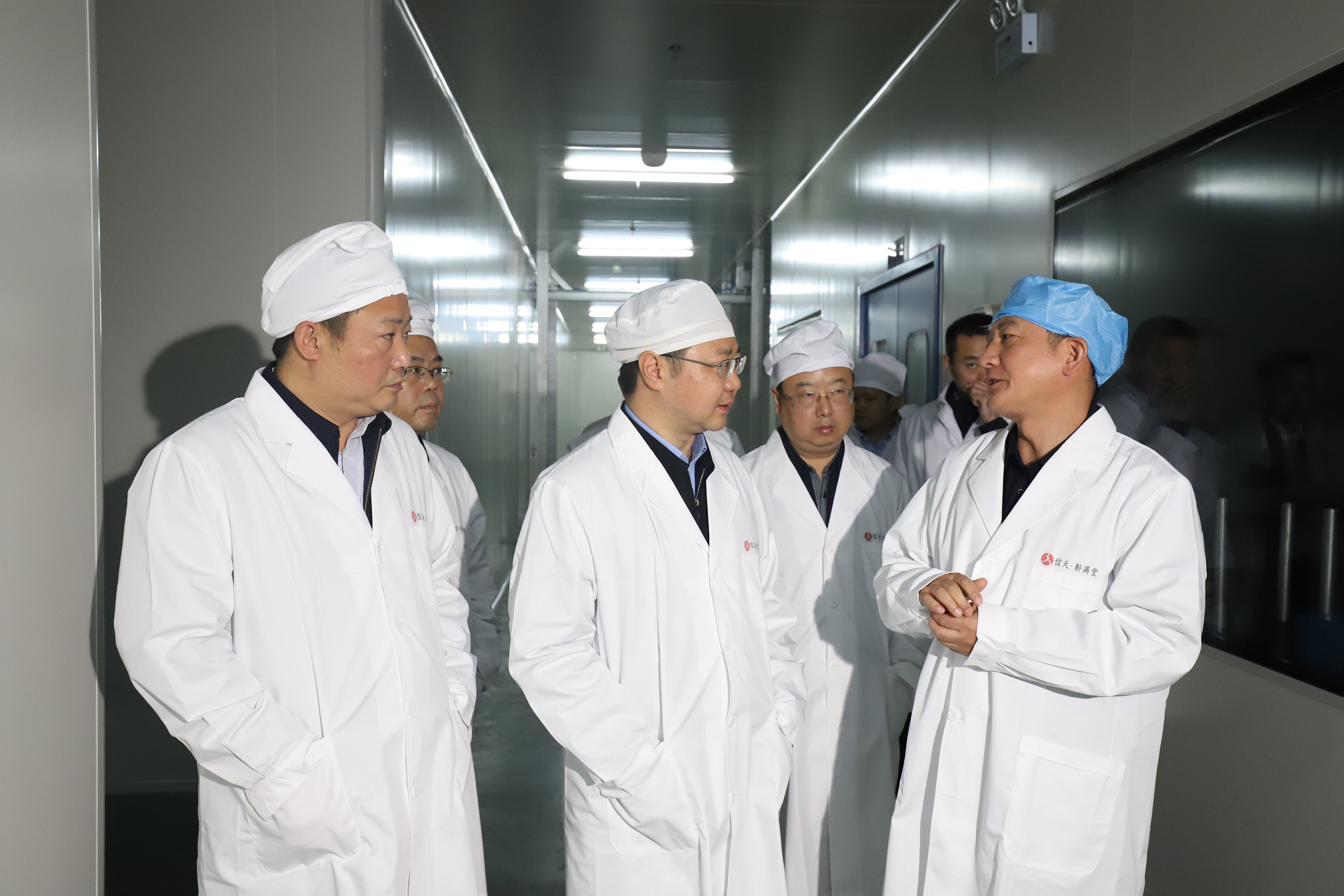 遵义市人民政府市长黄伟同志莅临赤水信天中药视察